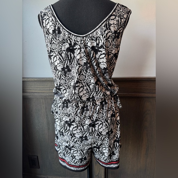 Max Studio Black and White Floral romper adjustable tie waist Euc medium - Picture 3 of 7